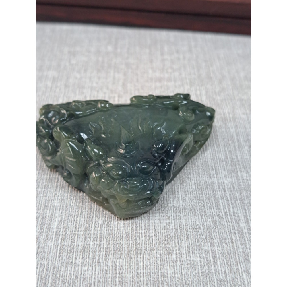 逸品軒～天然緬甸玉A貨-Z5923-飄花龍如意墜子/擺件 長55mm寬47.7mm厚15.5mm 💰特價1680元 •-細節圖3