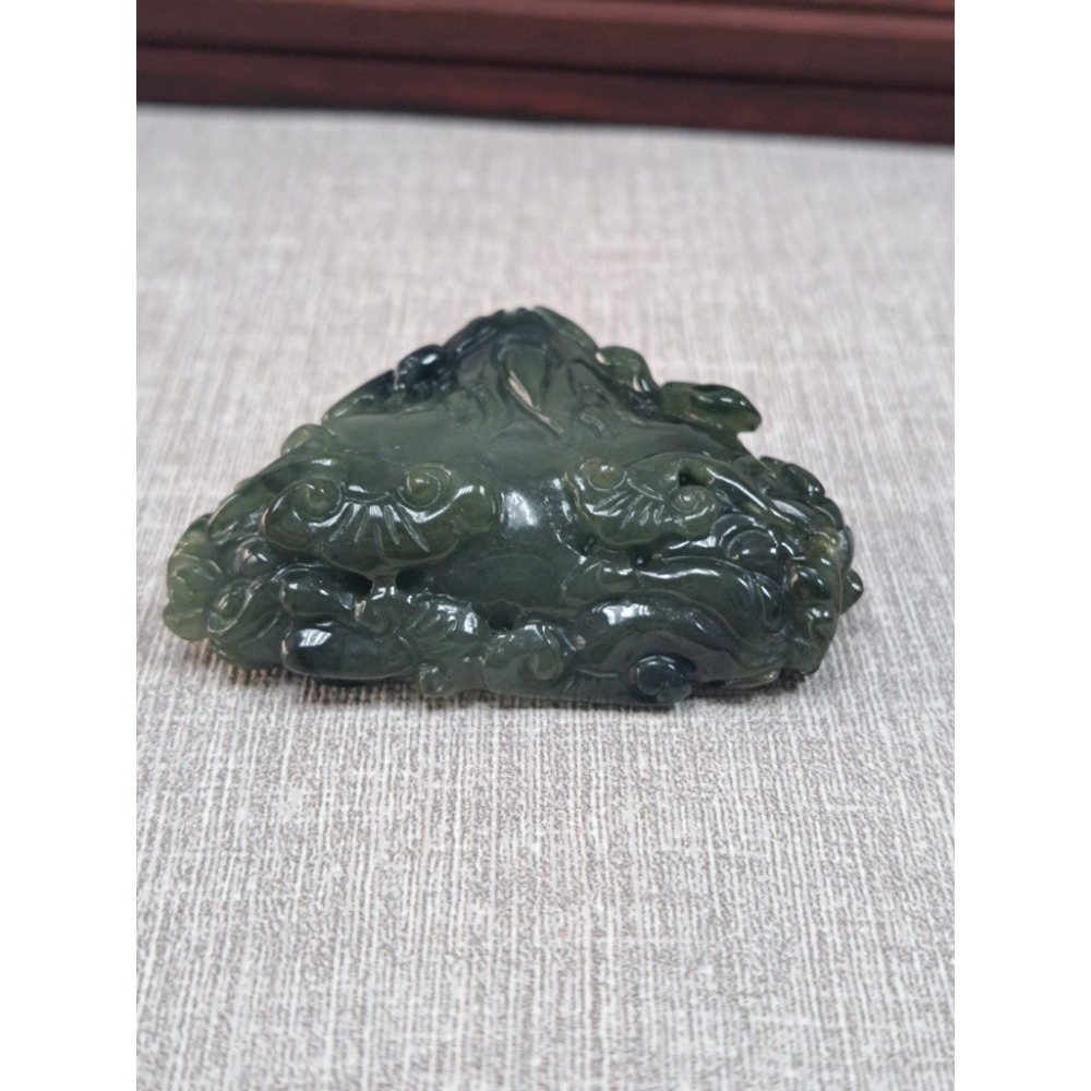 逸品軒～天然緬甸玉A貨-Z5923-飄花龍如意墜子/擺件 長55mm寬47.7mm厚15.5mm 💰特價1680元 •-細節圖4