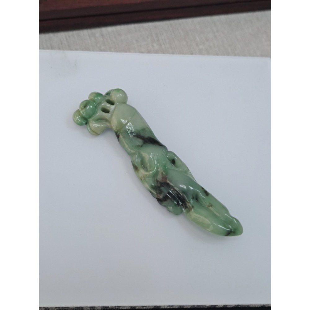 逸品軒～天然緬甸玉A貨-Z5927-花青人蔘(生)如意墜子 長71.3mm寬18.7mm厚9mm 💰特價1200元-細節圖2