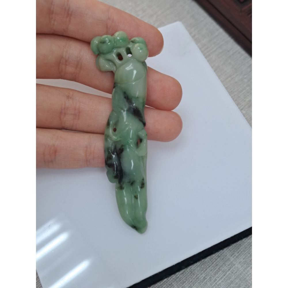 逸品軒～天然緬甸玉A貨-Z5927-花青人蔘(生)如意墜子 長71.3mm寬18.7mm厚9mm 💰特價1200元-細節圖4