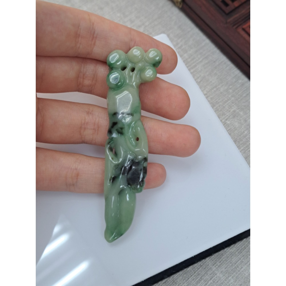 逸品軒～天然緬甸玉A貨-Z5927-花青人蔘(生)如意墜子 長71.3mm寬18.7mm厚9mm 💰特價1200元-細節圖5