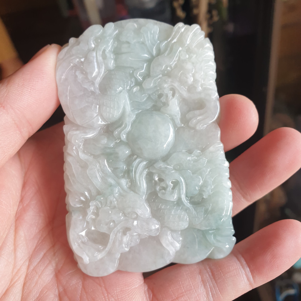逸品軒~天然緬甸玉A貨-R1926-飄花九龍牌墜子 長83.8mm寬54.2mm厚11.2mm 顏色漂亮，雕工精細。-細節圖2