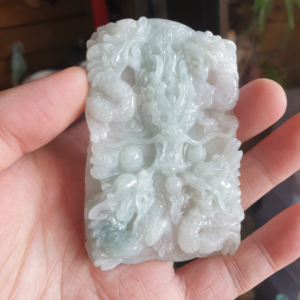 逸品軒~天然緬甸玉A貨-R1926-飄花九龍牌墜子 長83.8mm寬54.2mm厚11.2mm 顏色漂亮，雕工精細。-細節圖4