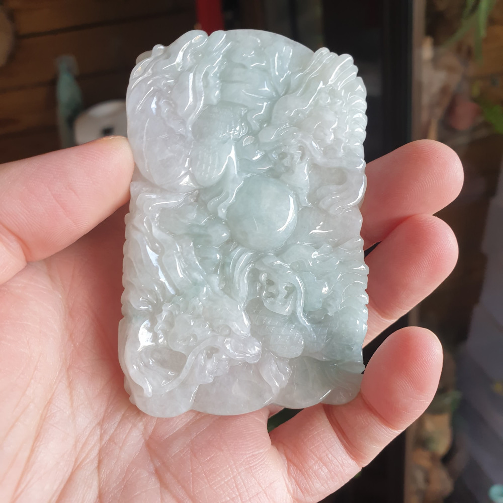 逸品軒~天然緬甸玉A貨-R1926-飄花九龍牌墜子 長83.8mm寬54.2mm厚11.2mm 顏色漂亮，雕工精細。-細節圖5