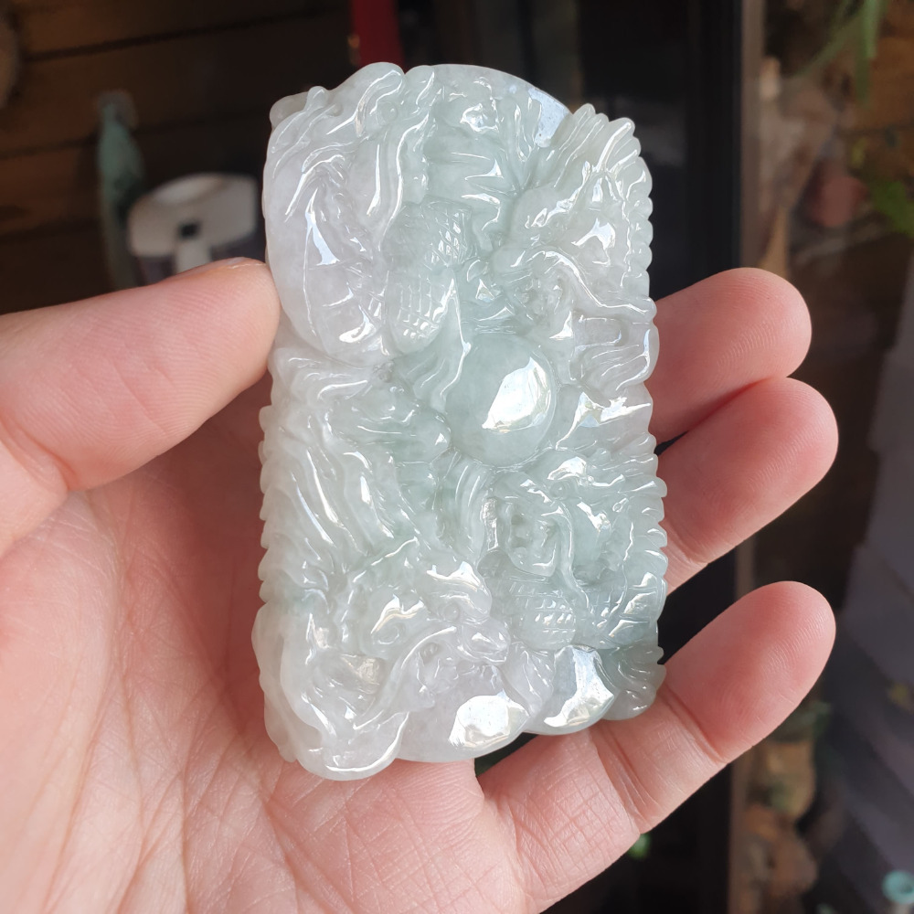 逸品軒~天然緬甸玉A貨-R1926-飄花九龍牌墜子 長83.8mm寬54.2mm厚11.2mm 顏色漂亮，雕工精細。-細節圖6