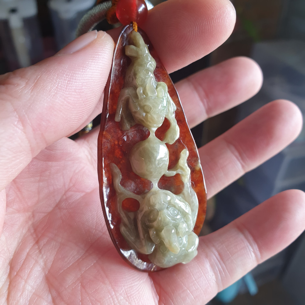 逸品軒~天然緬甸玉A貨-R1928-冰紅翡招財三腳蟾墜子(無燒) 長67.5mm寬29.5mm厚16mm 水頭好-細節圖2