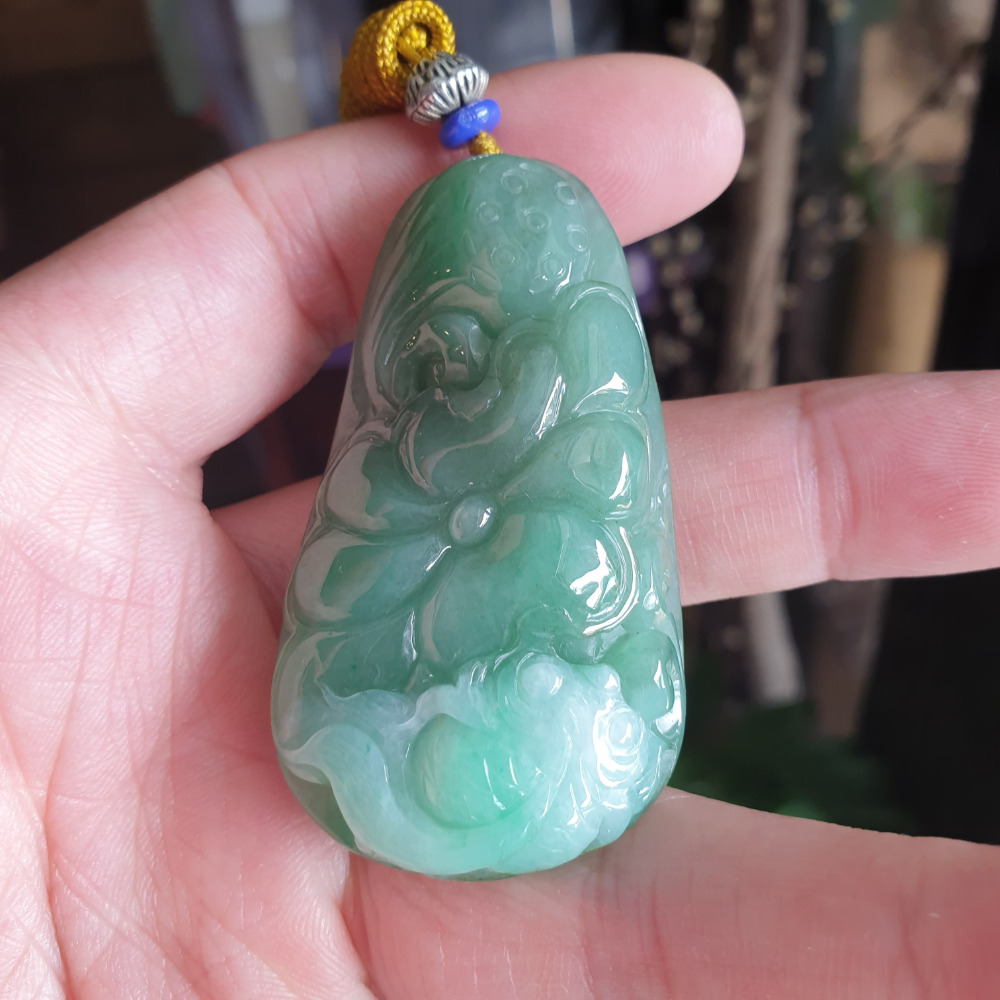 逸品軒~天然緬甸玉A貨-R1936-細糯荷葉鯉魚墜子 長57.1mm寬33mm厚15.7mm 水頭好，玉質細膩。-細節圖2