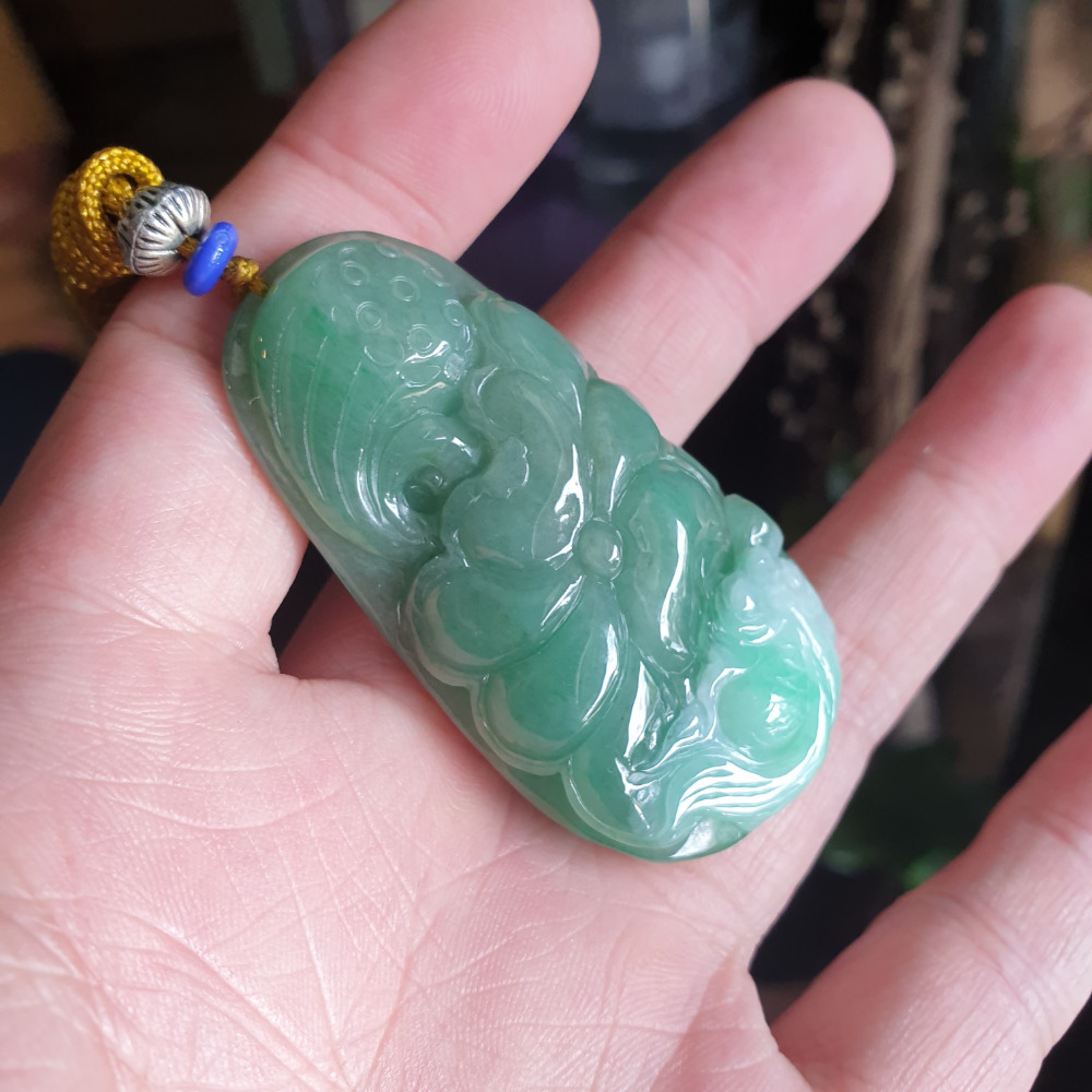 逸品軒~天然緬甸玉A貨-R1936-細糯荷葉鯉魚墜子 長57.1mm寬33mm厚15.7mm 水頭好，玉質細膩。-細節圖3