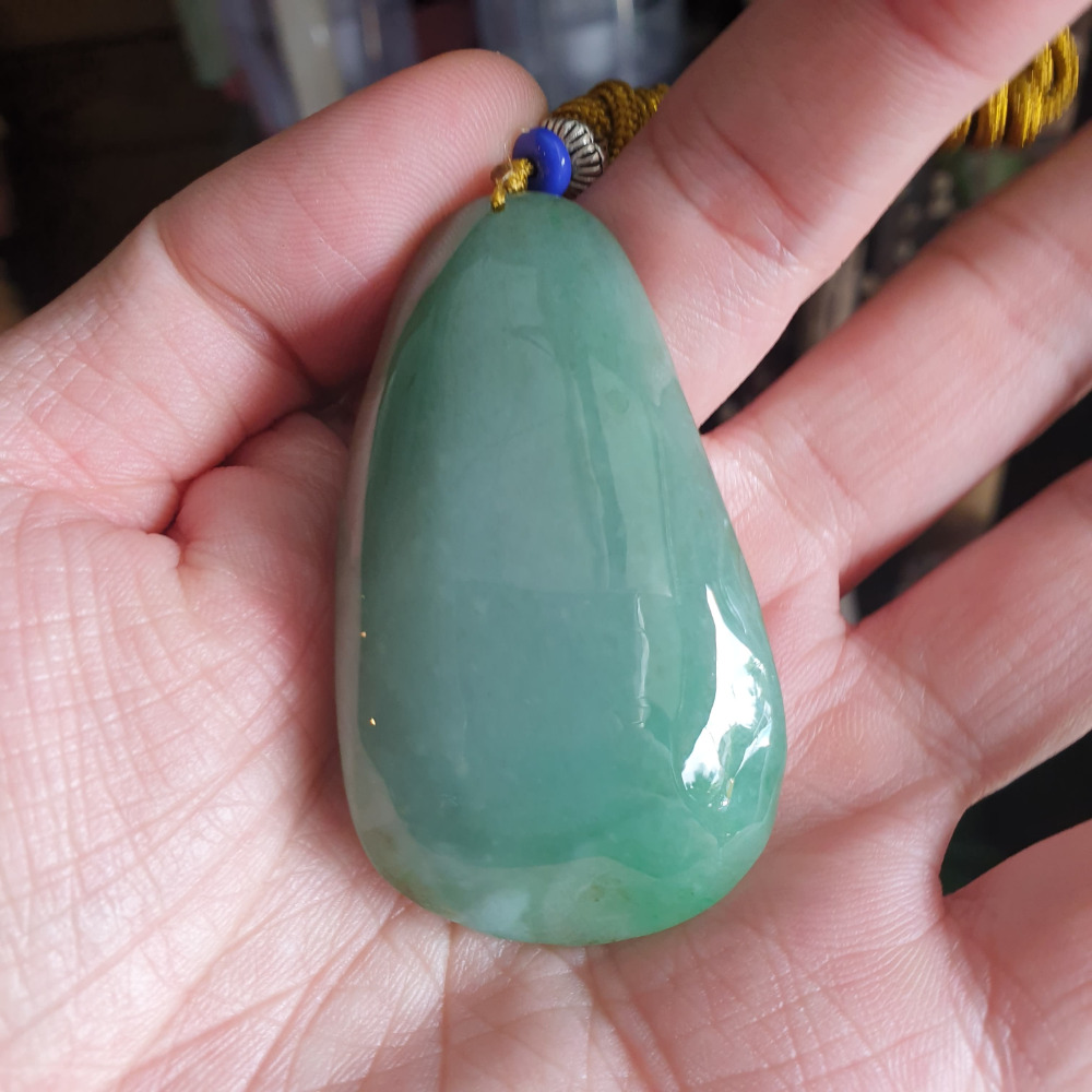 逸品軒~天然緬甸玉A貨-R1936-細糯荷葉鯉魚墜子 長57.1mm寬33mm厚15.7mm 水頭好，玉質細膩。-細節圖4