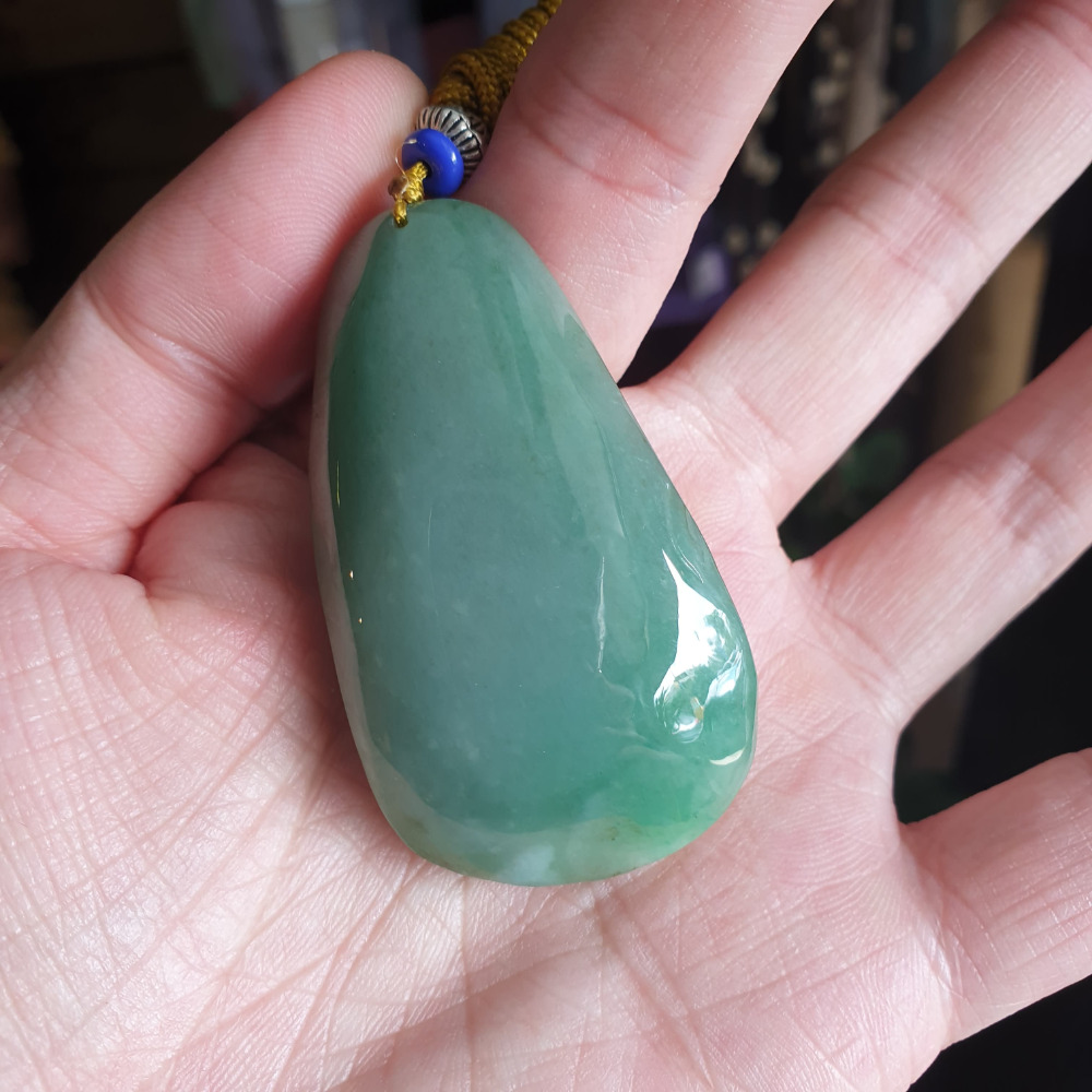 逸品軒~天然緬甸玉A貨-R1936-細糯荷葉鯉魚墜子 長57.1mm寬33mm厚15.7mm 水頭好，玉質細膩。-細節圖5