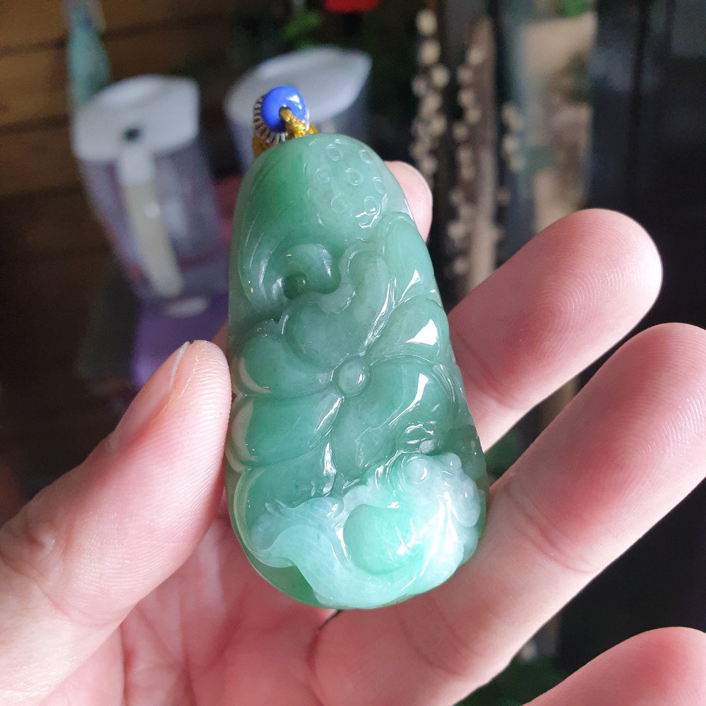 逸品軒~天然緬甸玉A貨-R1936-細糯荷葉鯉魚墜子 長57.1mm寬33mm厚15.7mm 水頭好，玉質細膩。-細節圖6