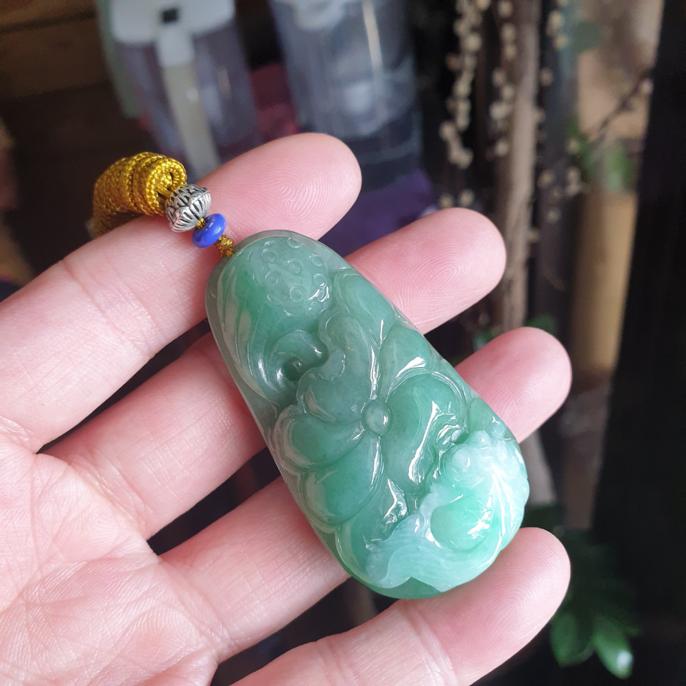 逸品軒~天然緬甸玉A貨-R1936-細糯荷葉鯉魚墜子 長57.1mm寬33mm厚15.7mm 水頭好，玉質細膩。-細節圖7