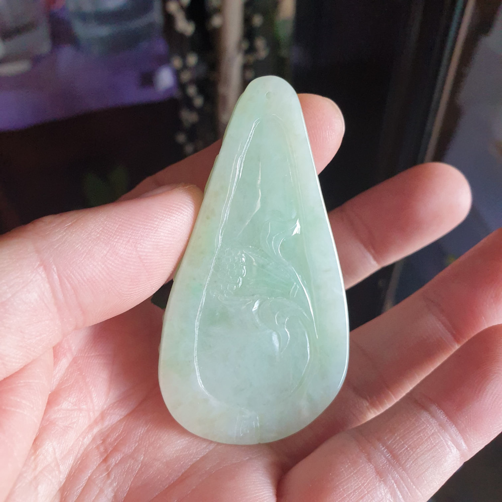 逸品軒~天然緬甸玉A貨-R1938-細糯淡綠鳥語花香墜子 長65.7mm寬34.5mm厚14.1mm 玉質細膩-細節圖2