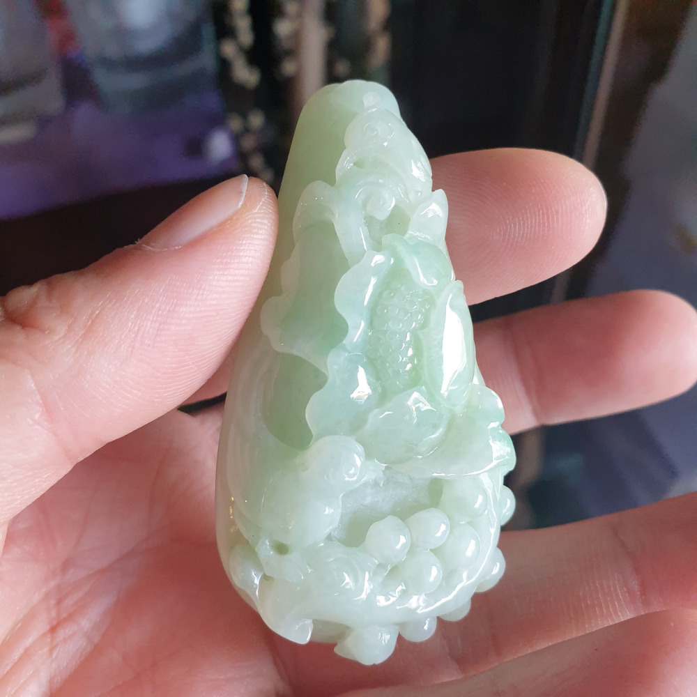 逸品軒~天然緬甸玉A貨-R1938-細糯淡綠鳥語花香墜子 長65.7mm寬34.5mm厚14.1mm 玉質細膩-細節圖3