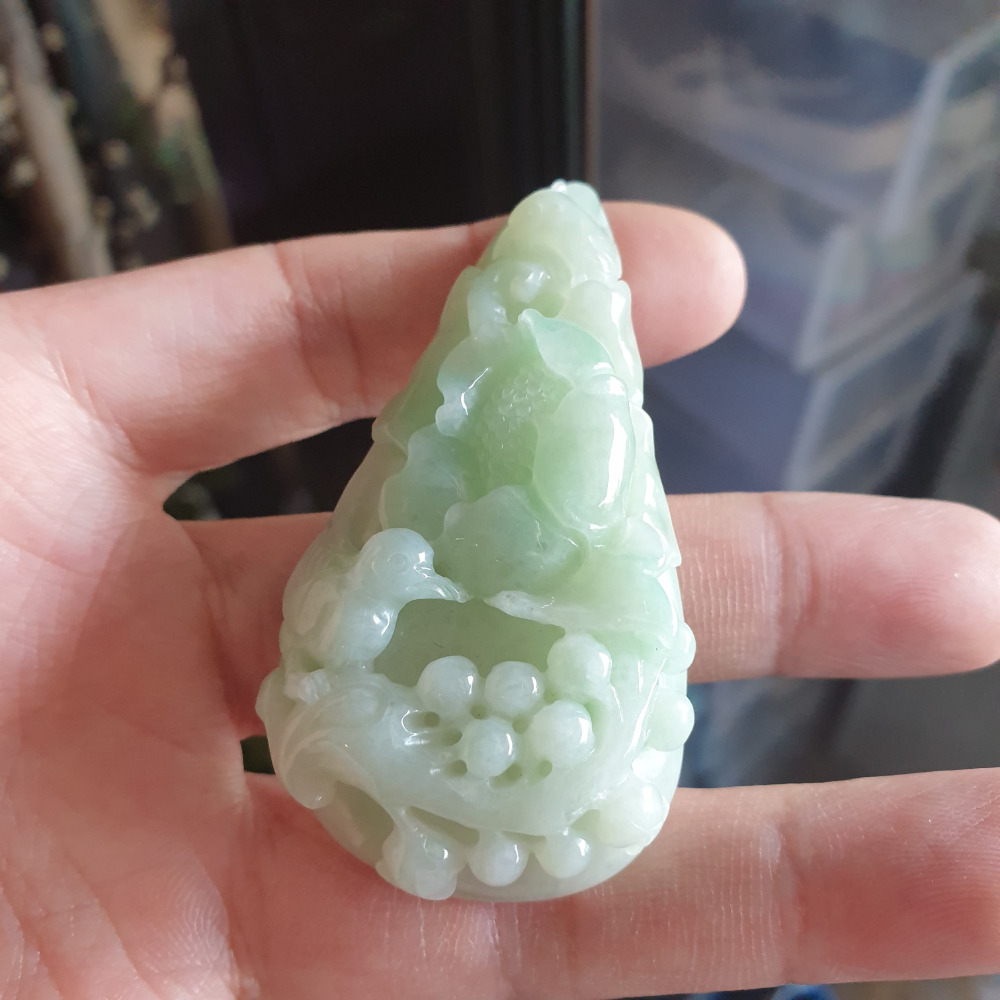 逸品軒~天然緬甸玉A貨-R1938-細糯淡綠鳥語花香墜子 長65.7mm寬34.5mm厚14.1mm 玉質細膩-細節圖4