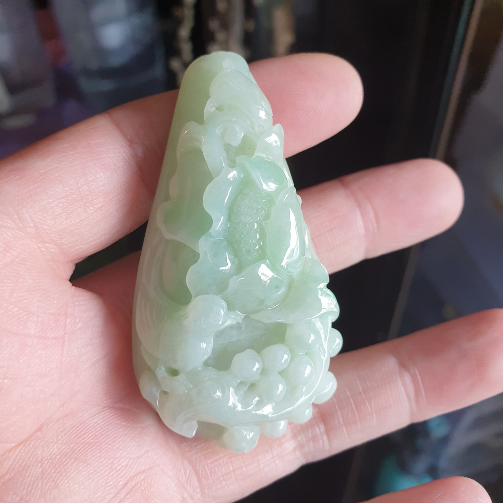 逸品軒~天然緬甸玉A貨-R1938-細糯淡綠鳥語花香墜子 長65.7mm寬34.5mm厚14.1mm 玉質細膩-細節圖5