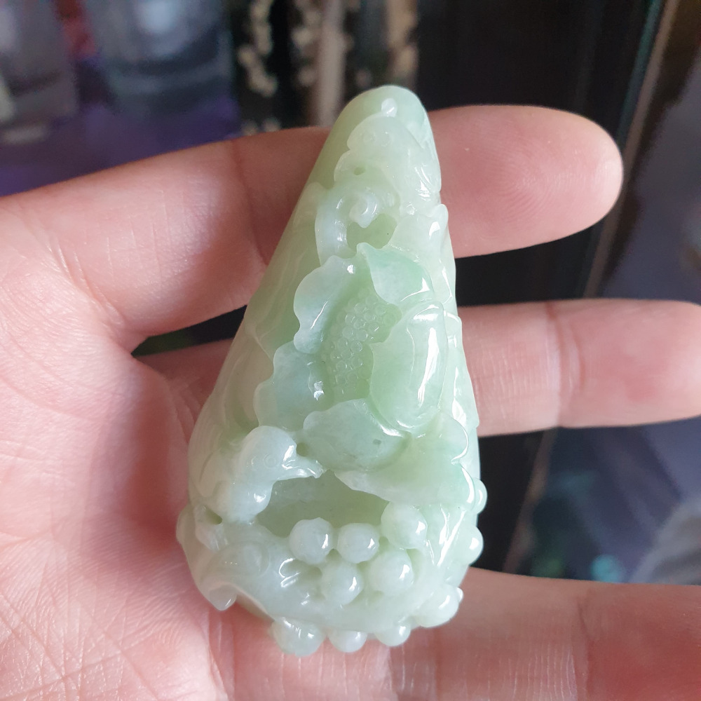 逸品軒~天然緬甸玉A貨-R1938-細糯淡綠鳥語花香墜子 長65.7mm寬34.5mm厚14.1mm 玉質細膩-細節圖6