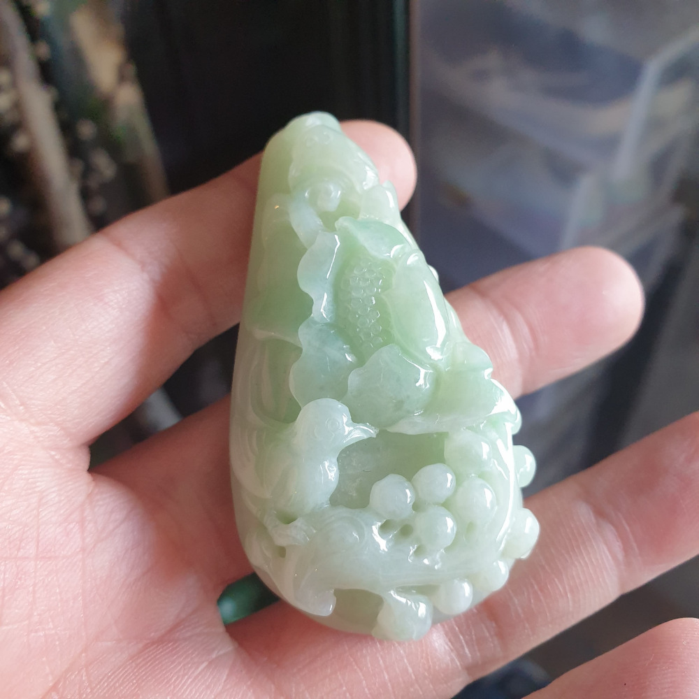 逸品軒~天然緬甸玉A貨-R1938-細糯淡綠鳥語花香墜子 長65.7mm寬34.5mm厚14.1mm 玉質細膩-細節圖7