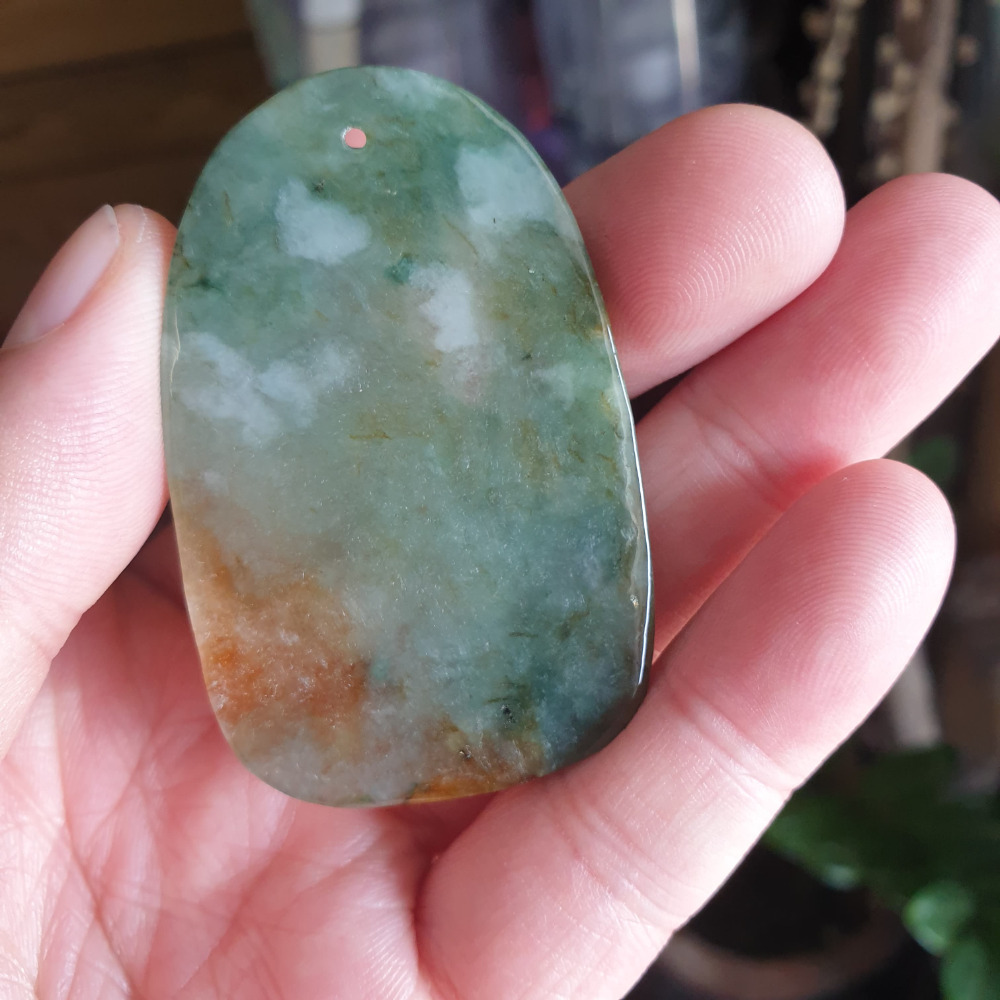 逸品軒~天然緬甸玉A貨-R1944-冰黃綠上山虎牌墜子 長58mm寬36.5mm厚5.4mm 水頭好，玉質細膩。-細節圖2