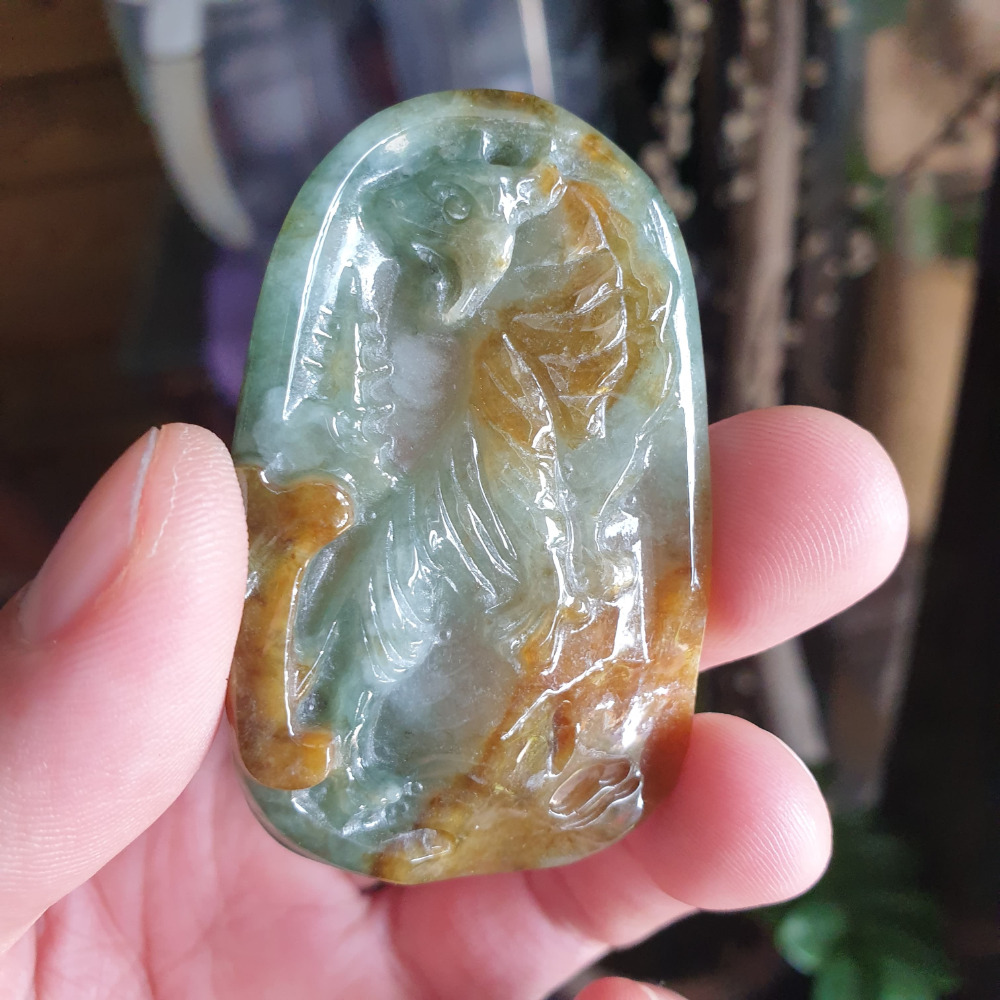 逸品軒~天然緬甸玉A貨-R1944-冰黃綠上山虎牌墜子 長58mm寬36.5mm厚5.4mm 水頭好，玉質細膩。-細節圖3