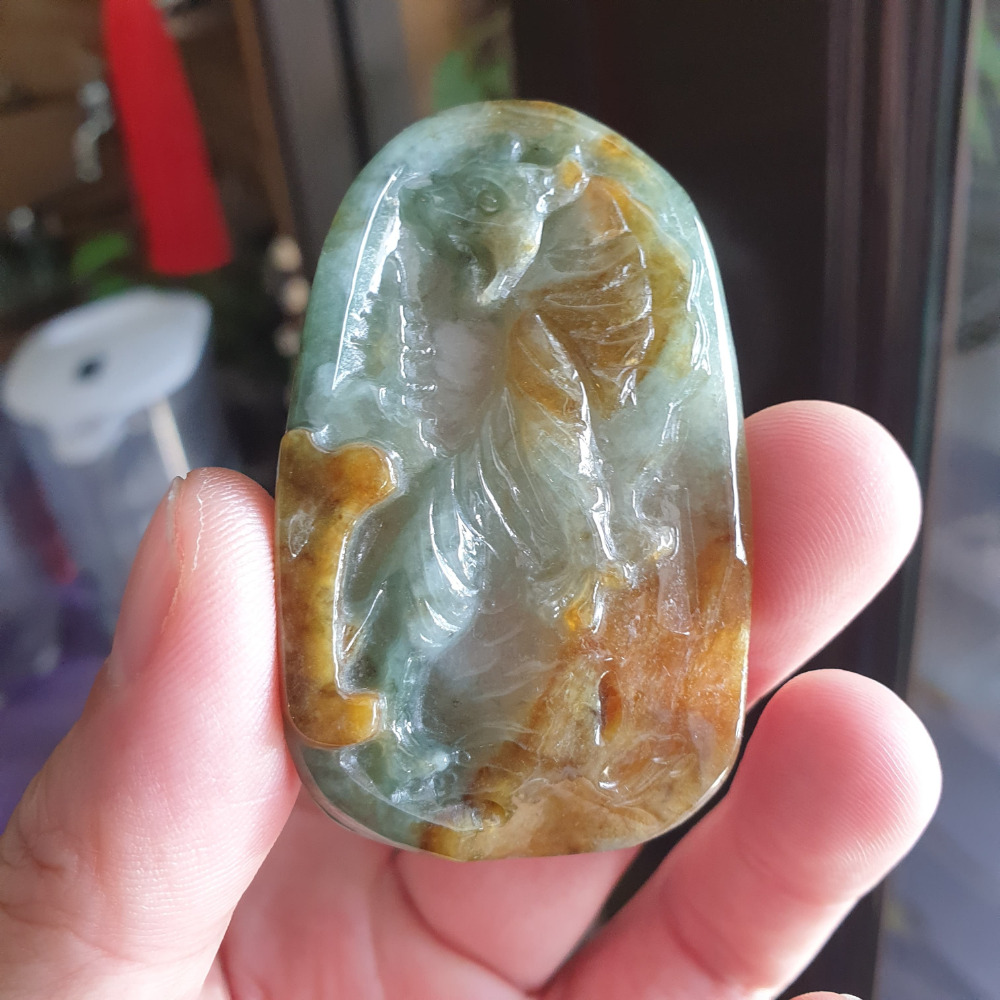 逸品軒~天然緬甸玉A貨-R1944-冰黃綠上山虎牌墜子 長58mm寬36.5mm厚5.4mm 水頭好，玉質細膩。-細節圖4