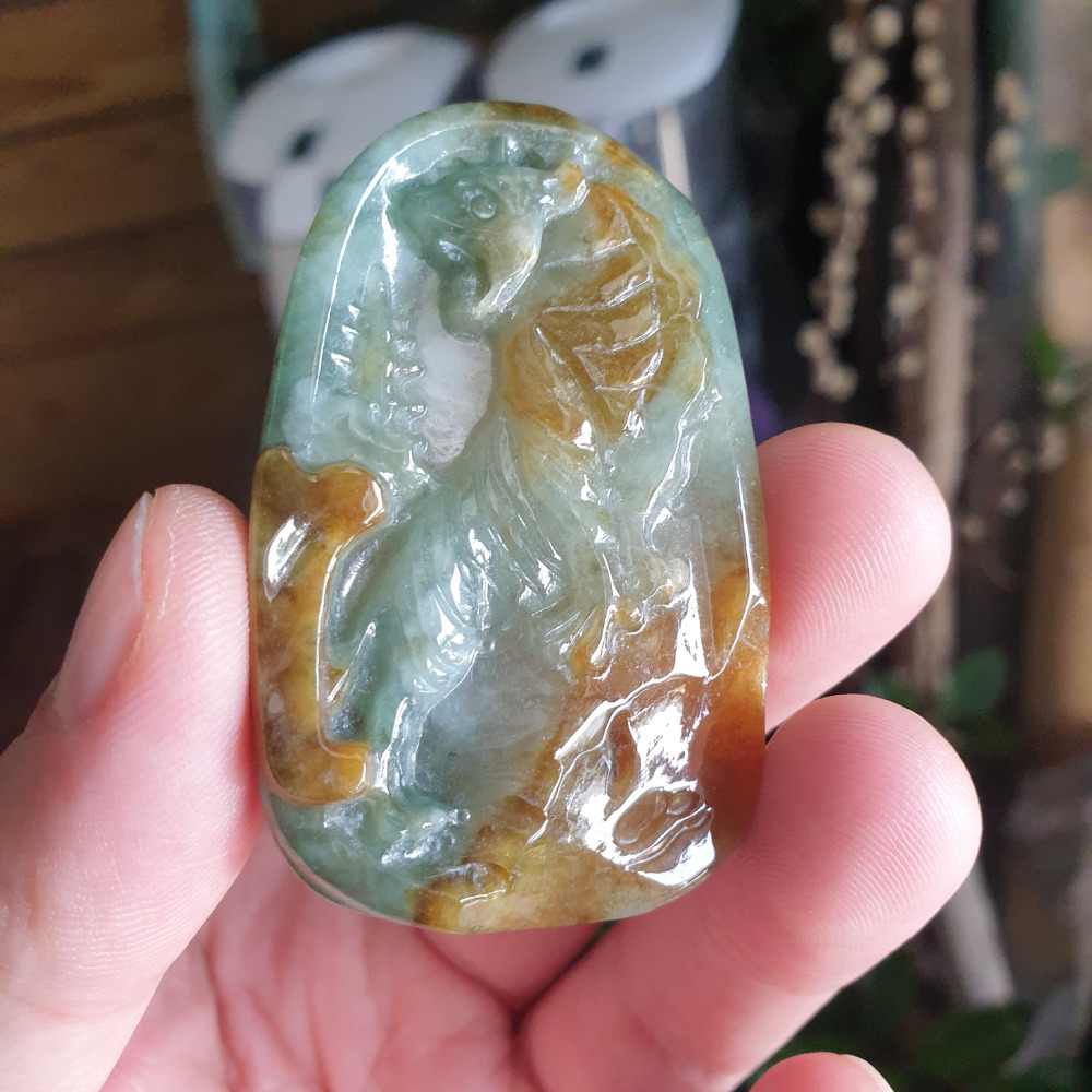 逸品軒~天然緬甸玉A貨-R1944-冰黃綠上山虎牌墜子 長58mm寬36.5mm厚5.4mm 水頭好，玉質細膩。-細節圖5