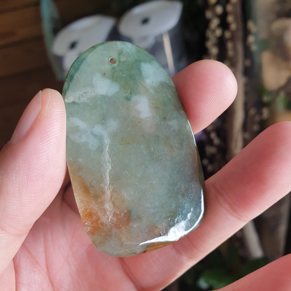 逸品軒~天然緬甸玉A貨-R1944-冰黃綠上山虎牌墜子 長58mm寬36.5mm厚5.4mm 水頭好，玉質細膩。-細節圖6