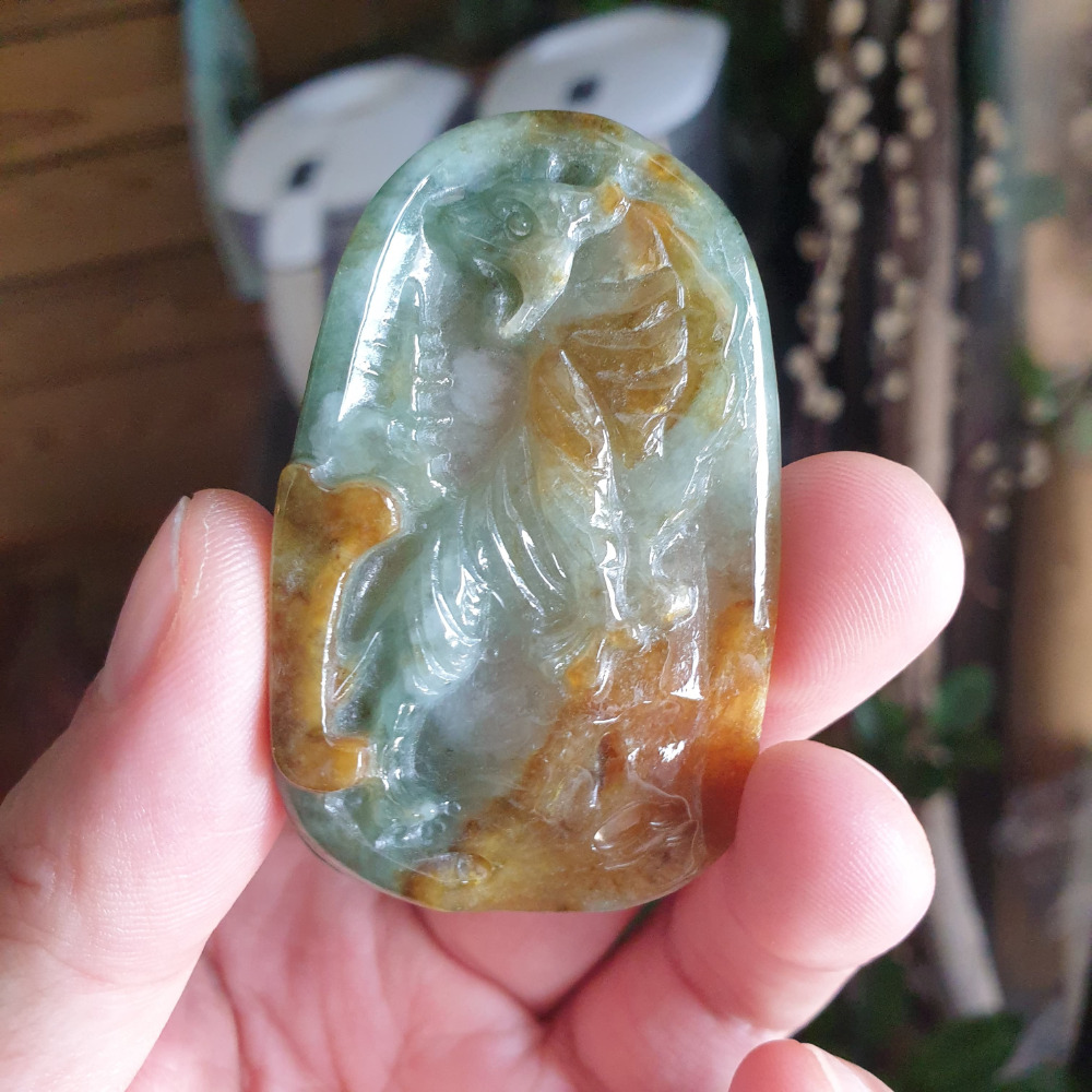 逸品軒~天然緬甸玉A貨-R1944-冰黃綠上山虎牌墜子 長58mm寬36.5mm厚5.4mm 水頭好，玉質細膩。-細節圖7