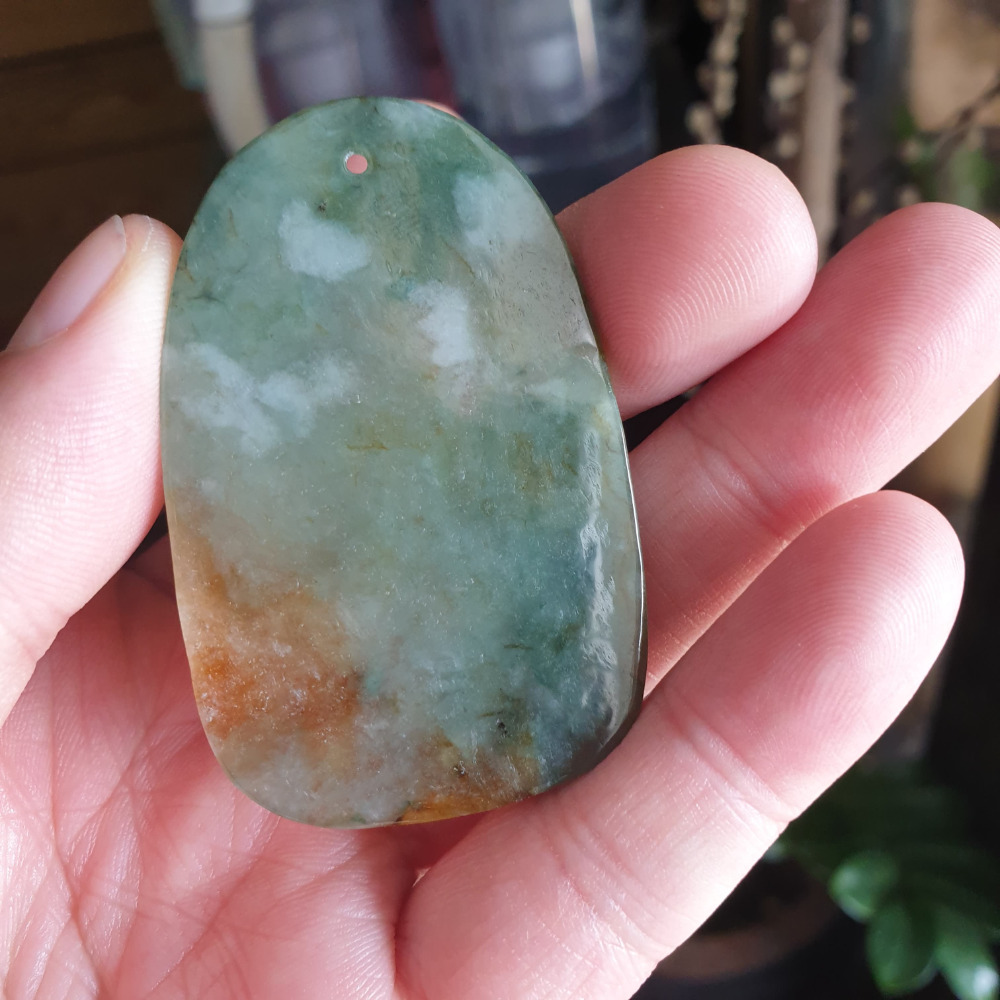 逸品軒~天然緬甸玉A貨-R1944-冰黃綠上山虎牌墜子 長58mm寬36.5mm厚5.4mm 水頭好，玉質細膩。-細節圖8