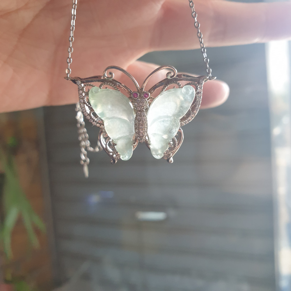 逸品軒~天然緬甸玉A貨-R1945-冰糯蝴蝶墜子 長28.2mm寬38.5mm厚6.5mm(含銀台) 種水佳，玉質細膩-細節圖2