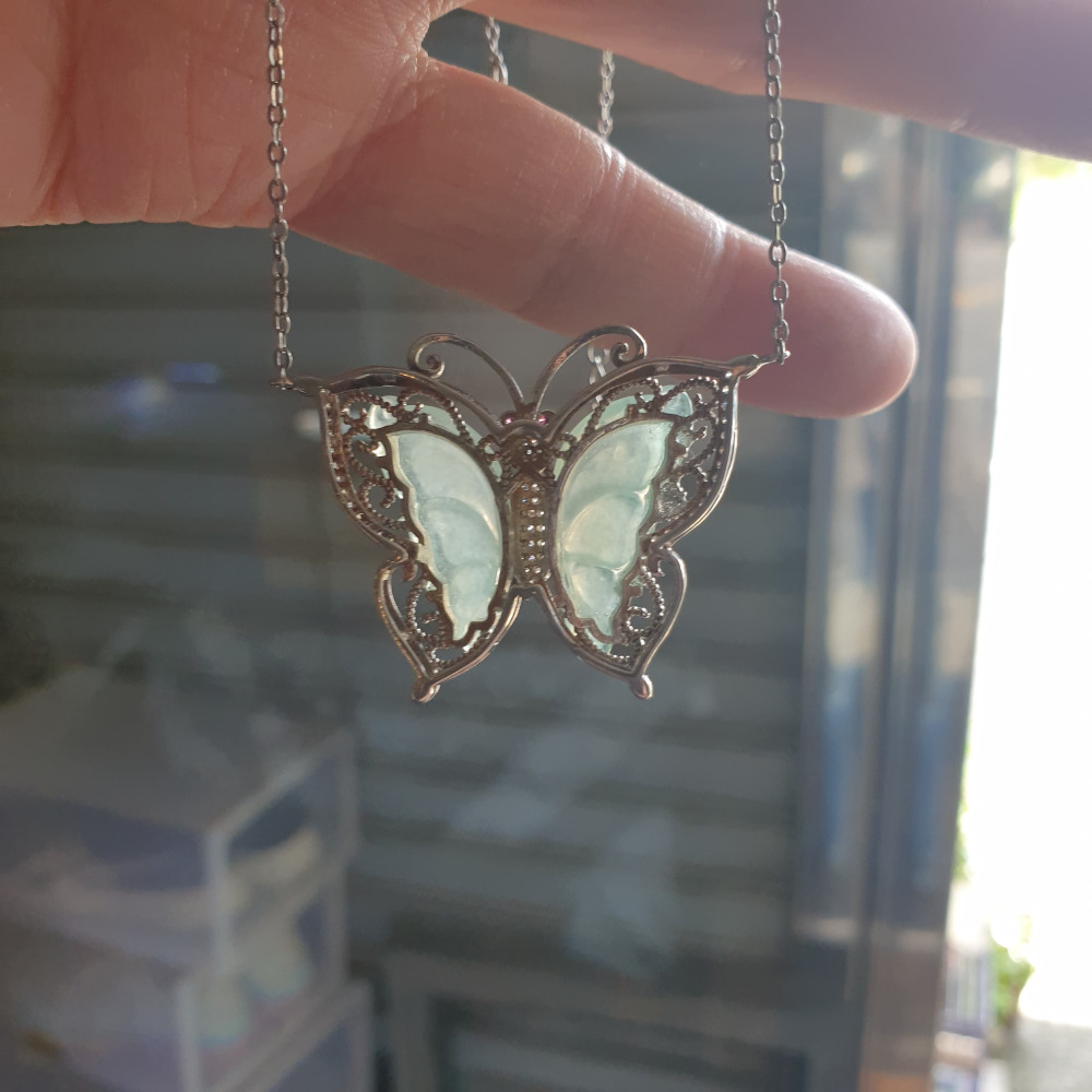 逸品軒~天然緬甸玉A貨-R1945-冰糯蝴蝶墜子 長28.2mm寬38.5mm厚6.5mm(含銀台) 種水佳，玉質細膩-細節圖3