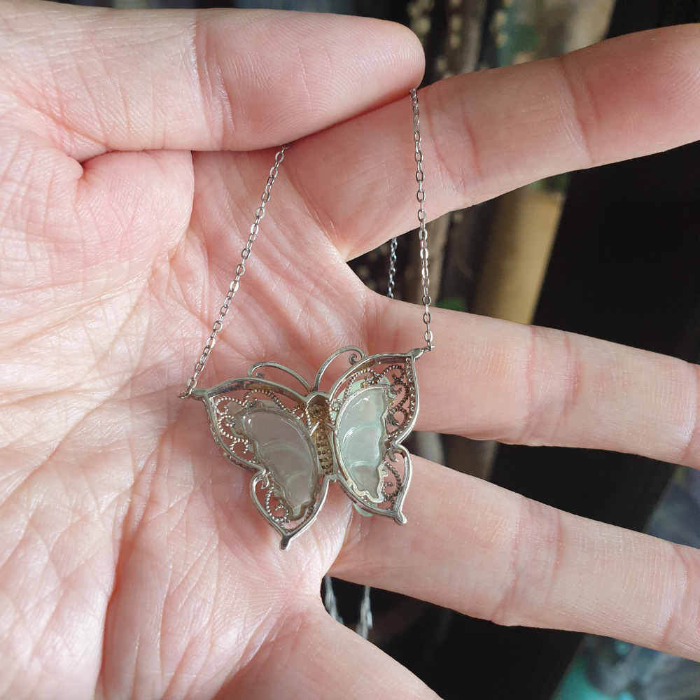 逸品軒~天然緬甸玉A貨-R1945-冰糯蝴蝶墜子 長28.2mm寬38.5mm厚6.5mm(含銀台) 種水佳，玉質細膩-細節圖6