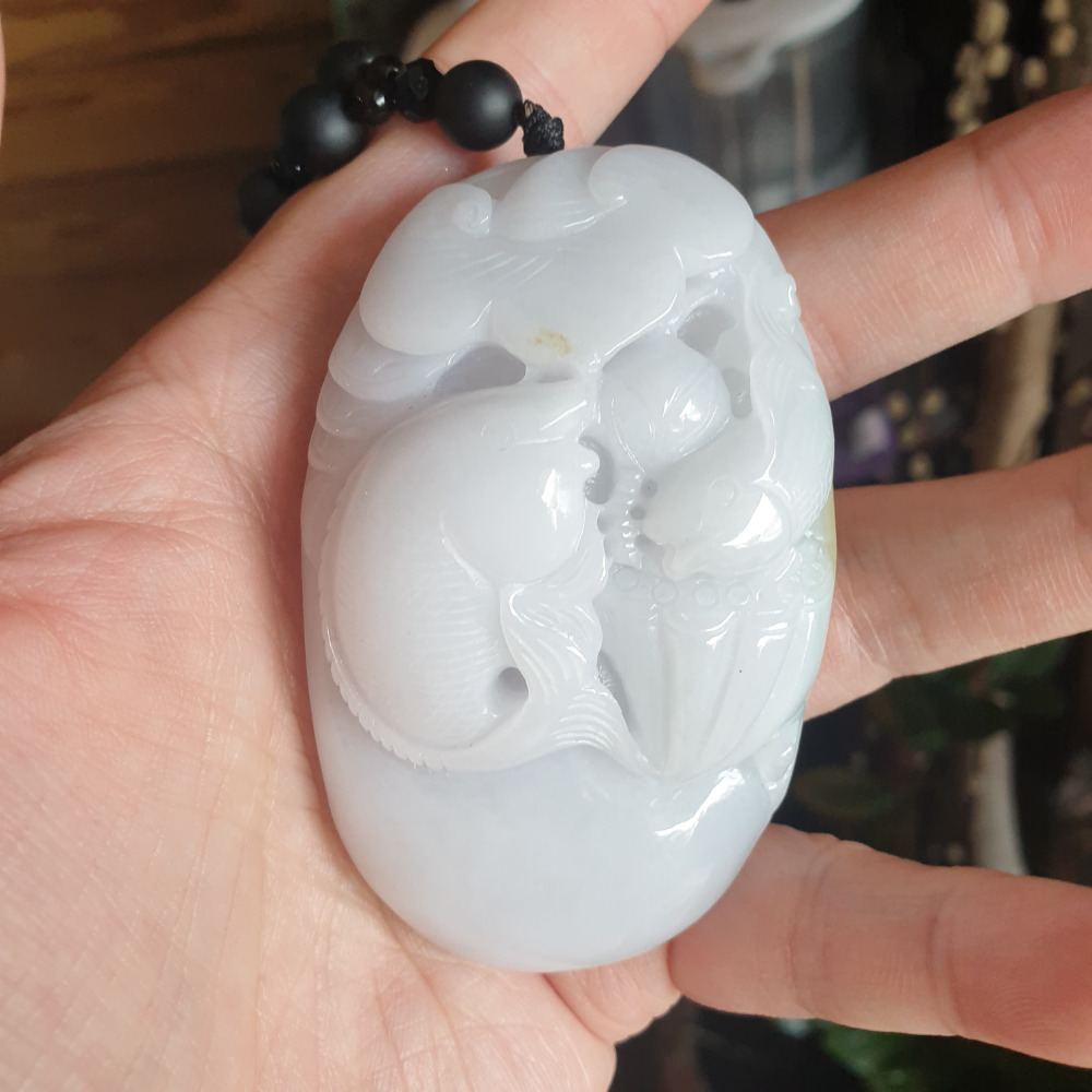 逸品軒~天然緬甸玉A貨-R1949-細糯淡春彩鯉魚手把件(附陸證) 長78.4mm寬48.4mm厚25mm 水頭好-細節圖8