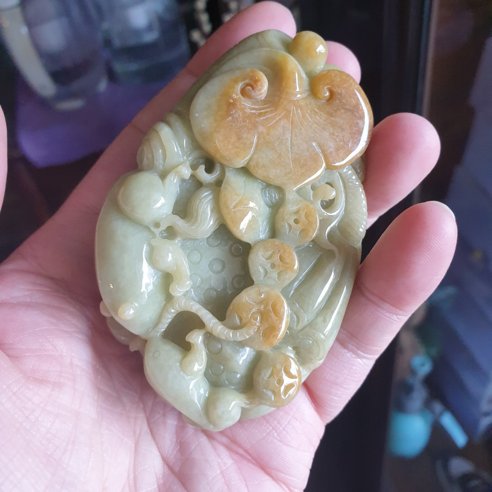 逸品軒~天然緬甸玉A貨-R1950-黃翡呱呱來財手把件 長86.9mm寬57.6mm厚33.8mm 雕刻青蛙、蓮藕-細節圖2
