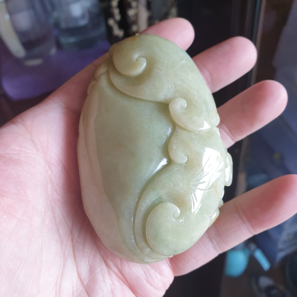 逸品軒~天然緬甸玉A貨-R1950-黃翡呱呱來財手把件 長86.9mm寬57.6mm厚33.8mm 雕刻青蛙、蓮藕-細節圖3