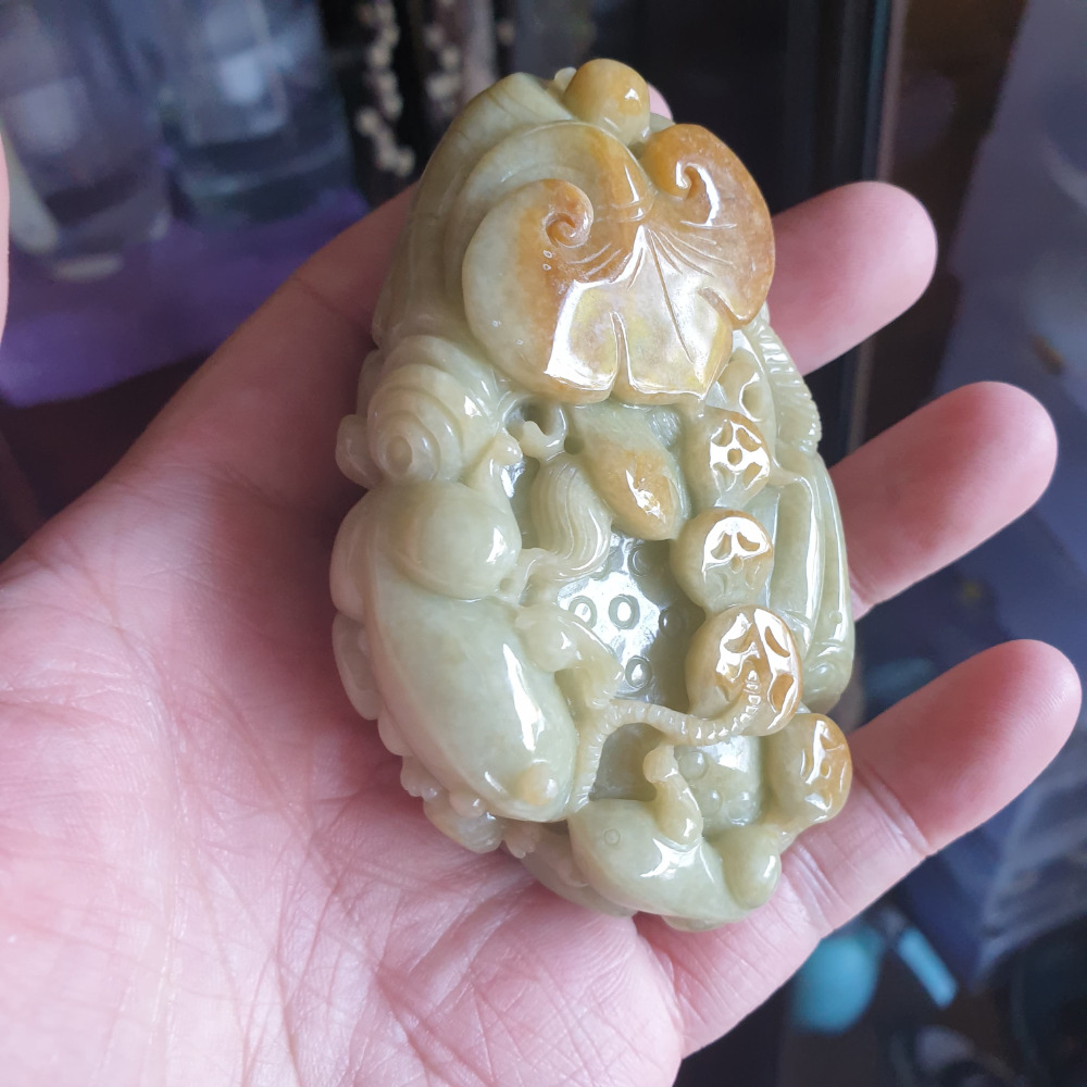 逸品軒~天然緬甸玉A貨-R1950-黃翡呱呱來財手把件 長86.9mm寬57.6mm厚33.8mm 雕刻青蛙、蓮藕-細節圖4