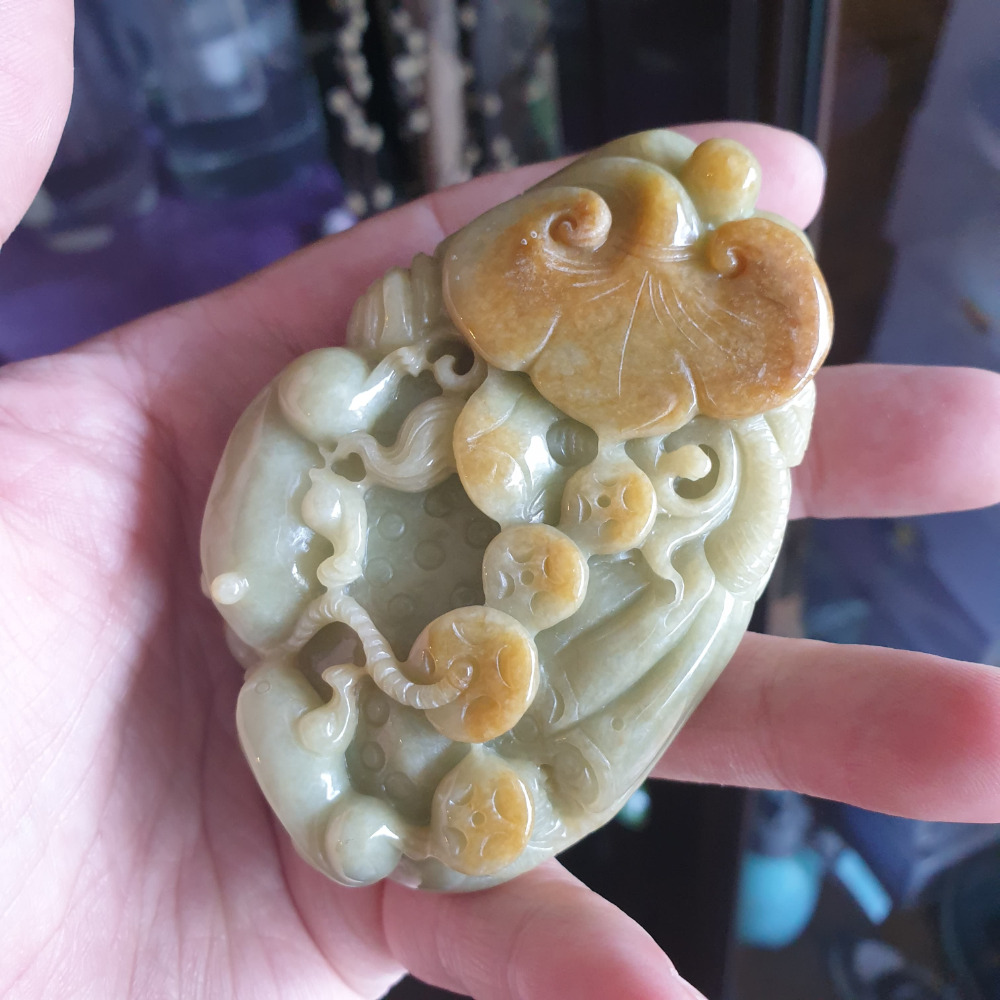 逸品軒~天然緬甸玉A貨-R1950-黃翡呱呱來財手把件 長86.9mm寬57.6mm厚33.8mm 雕刻青蛙、蓮藕-細節圖5
