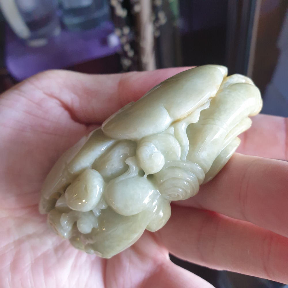 逸品軒~天然緬甸玉A貨-R1950-黃翡呱呱來財手把件 長86.9mm寬57.6mm厚33.8mm 雕刻青蛙、蓮藕-細節圖7