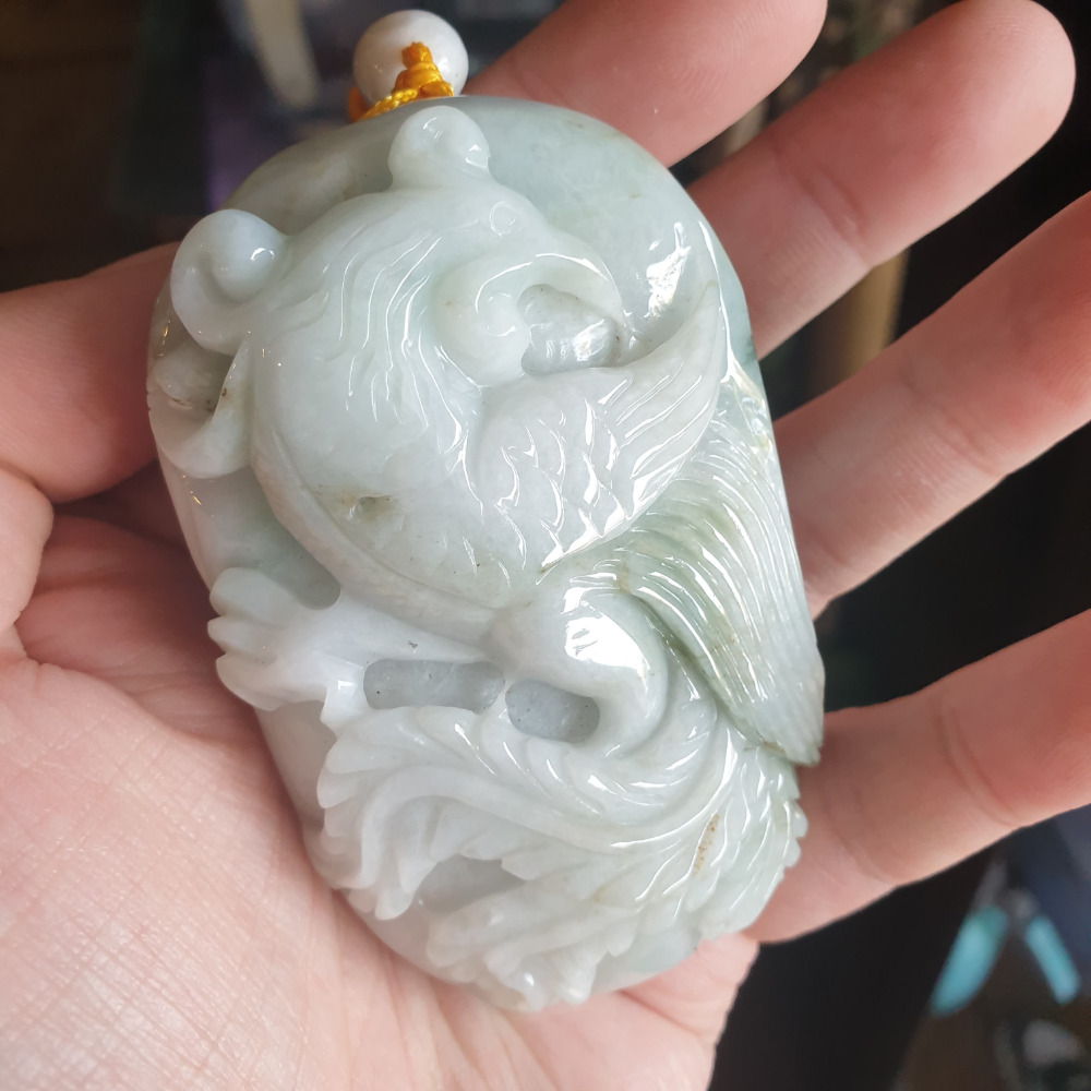 逸品軒~天然緬甸玉A貨-R1951-細糯鳳凰手把件 長81.9mm寬52.4mm厚36.3mm 玉質細膩，顏色淡雅。-細節圖2