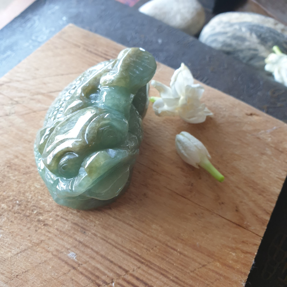 逸品軒~天然緬甸玉A貨-R1954-淡綠帶黃皮三腳蟾擺件/手把件 長74.8mm寬48.2mm厚39.5mm 水頭好-細節圖3