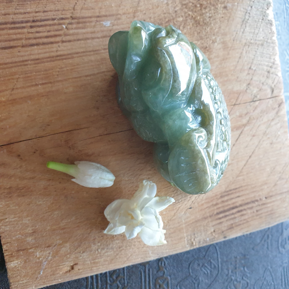 逸品軒~天然緬甸玉A貨-R1954-淡綠帶黃皮三腳蟾擺件/手把件 長74.8mm寬48.2mm厚39.5mm 水頭好-細節圖4
