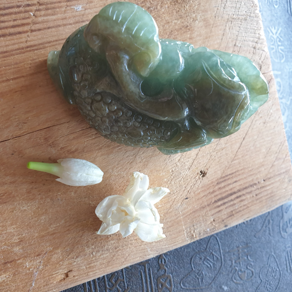 逸品軒~天然緬甸玉A貨-R1954-淡綠帶黃皮三腳蟾擺件/手把件 長74.8mm寬48.2mm厚39.5mm 水頭好-細節圖5