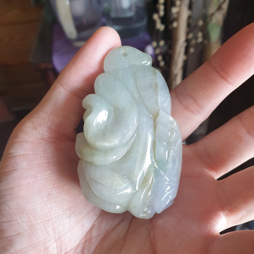 逸品軒~天然緬甸玉A貨-R1955-冰糯白菜墜子/手把件 長74.8mm寬47.2mm厚32mm 水頭好，顏色漂亮-細節圖4