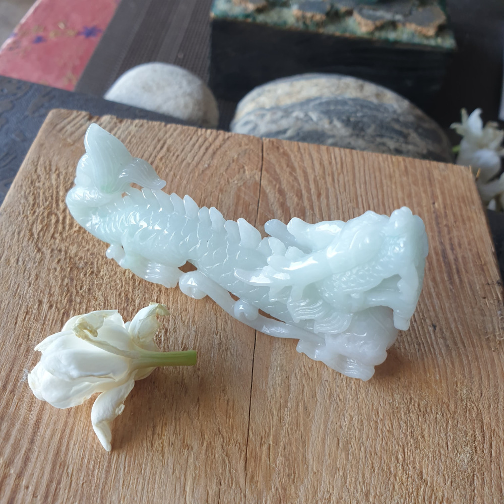 逸品軒~天然緬甸玉A貨-R1961-淡綠龍擺件 長79mm寬13.1mm厚41.2mm 顏色清爽。雕工精細。 龍是權勢-細節圖5