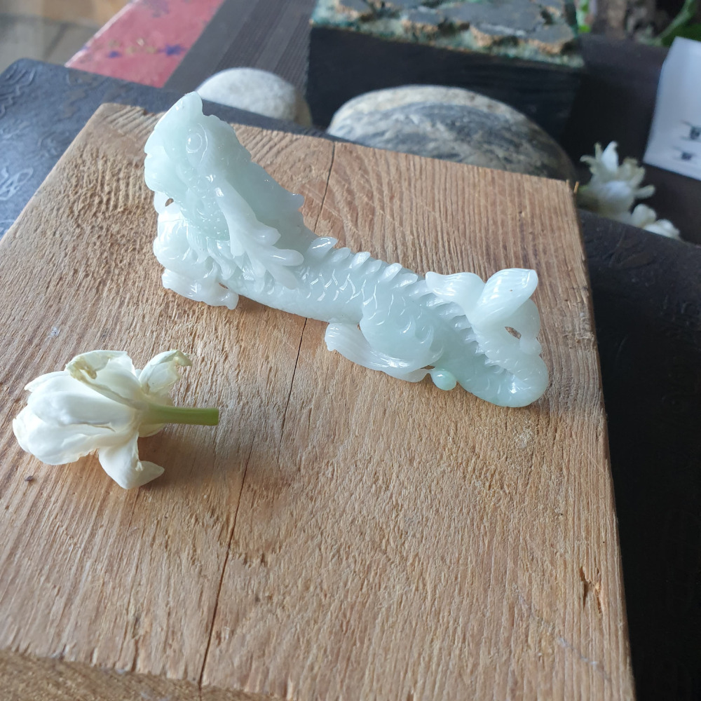 逸品軒~天然緬甸玉A貨-R1961-淡綠龍擺件 長79mm寬13.1mm厚41.2mm 顏色清爽。雕工精細。 龍是權勢-細節圖6