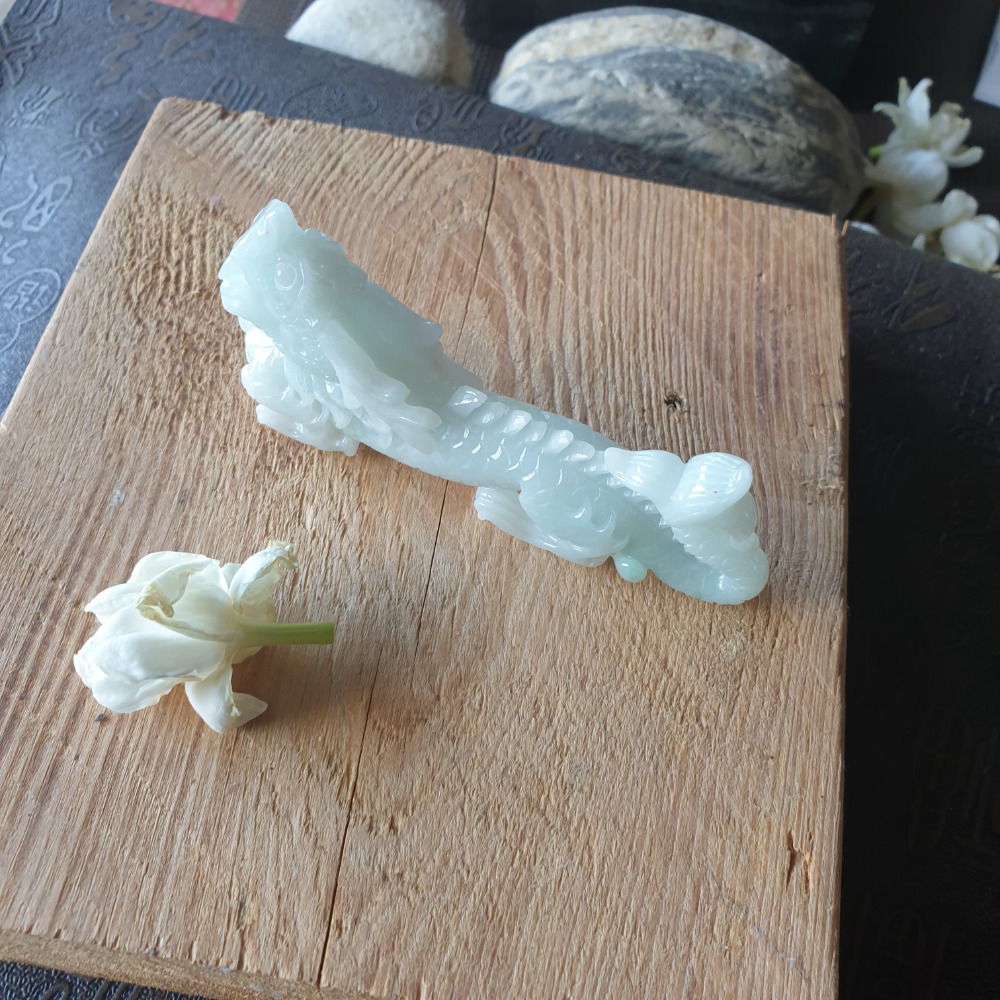 逸品軒~天然緬甸玉A貨-R1961-淡綠龍擺件 長79mm寬13.1mm厚41.2mm 顏色清爽。雕工精細。 龍是權勢-細節圖7