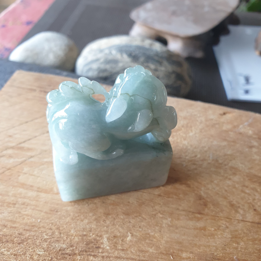逸品軒~天然緬甸玉A貨-R1964-招財貔貅印章/擺件 高44.6mm寬39.4mm厚19mm 水頭好，藍綠色顏色漂亮-細節圖3