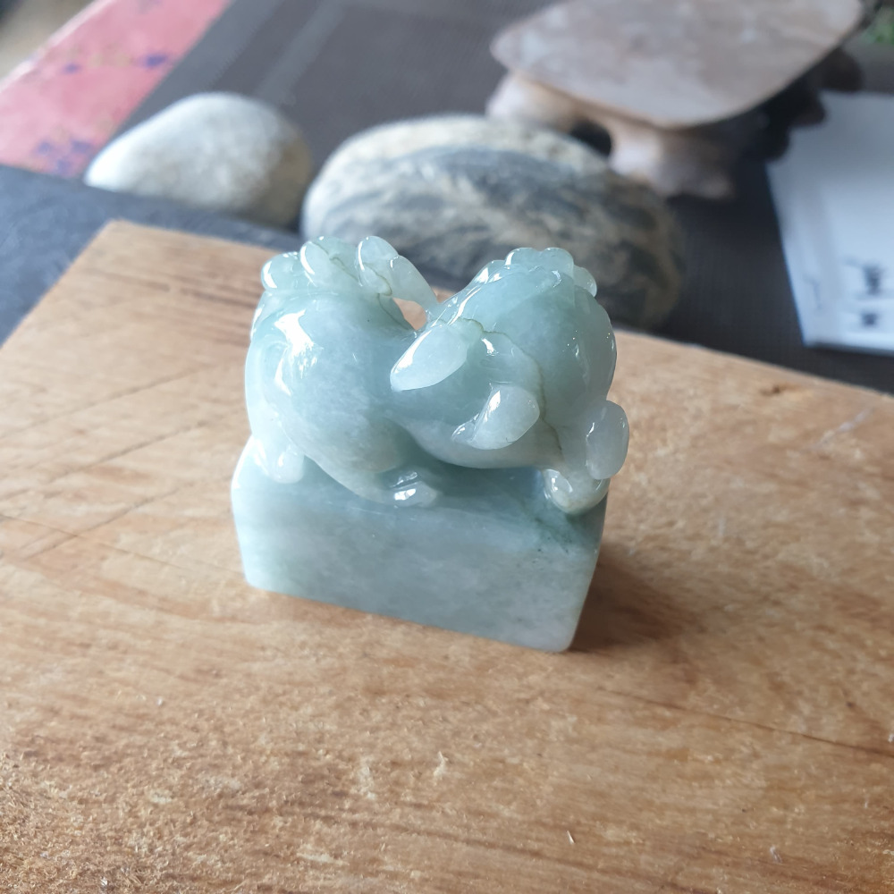 逸品軒~天然緬甸玉A貨-R1964-招財貔貅印章/擺件 高44.6mm寬39.4mm厚19mm 水頭好，藍綠色顏色漂亮-細節圖4