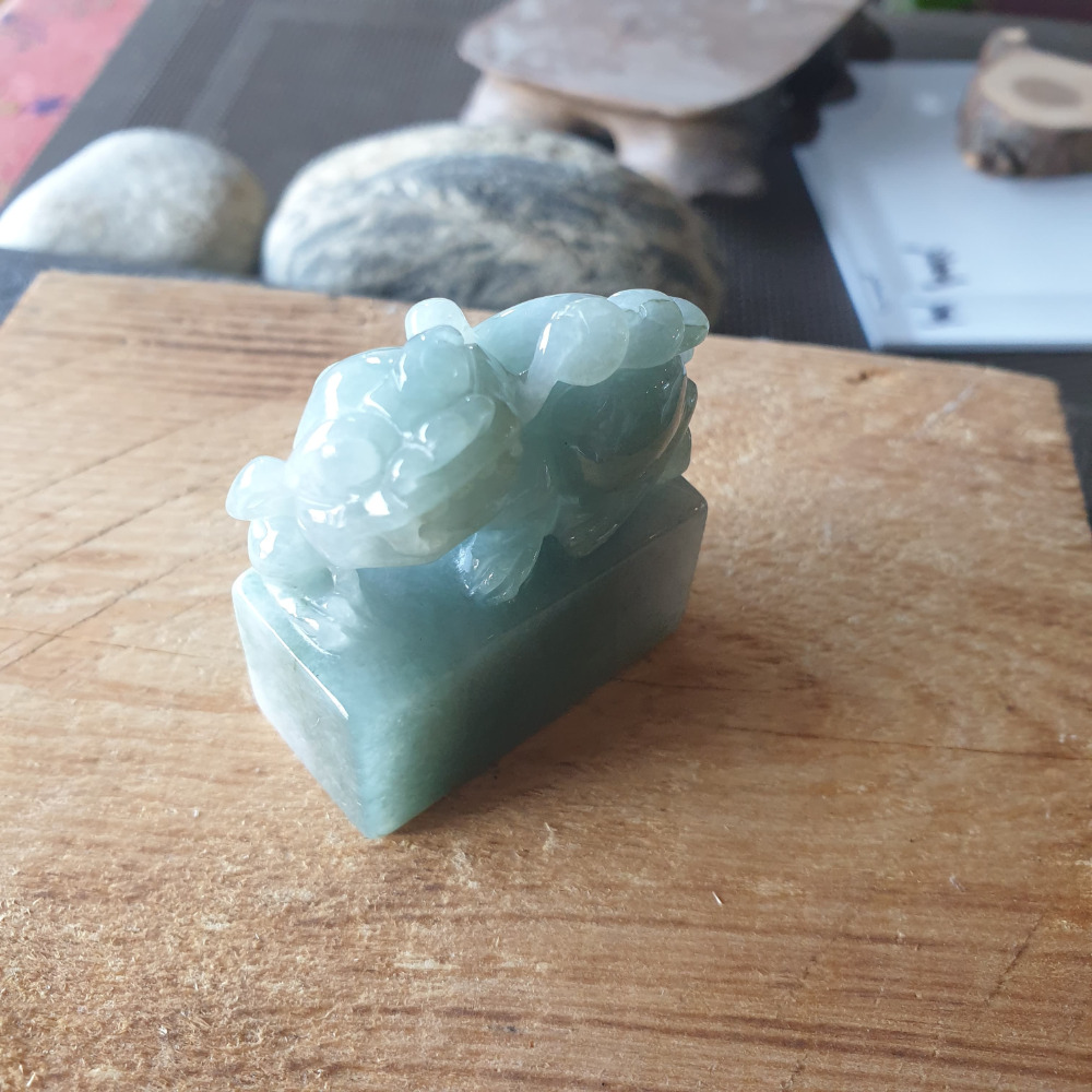 逸品軒~天然緬甸玉A貨-R1964-招財貔貅印章/擺件 高44.6mm寬39.4mm厚19mm 水頭好，藍綠色顏色漂亮-細節圖5