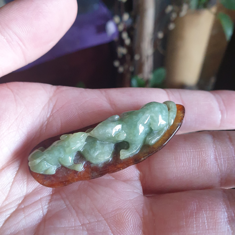 逸品軒~天然緬甸玉A貨-R1970-雙色錢鼠墜子/小擺件 長55.5mm寬18.1mm厚13.6mm 水頭好、質地細膩-細節圖3